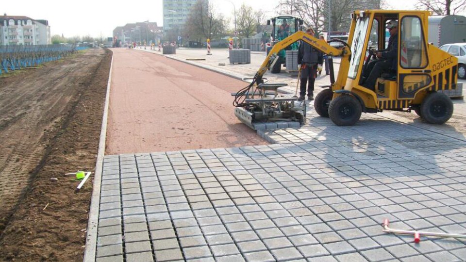 Maschinelle Pflasterung einer Parkfläche